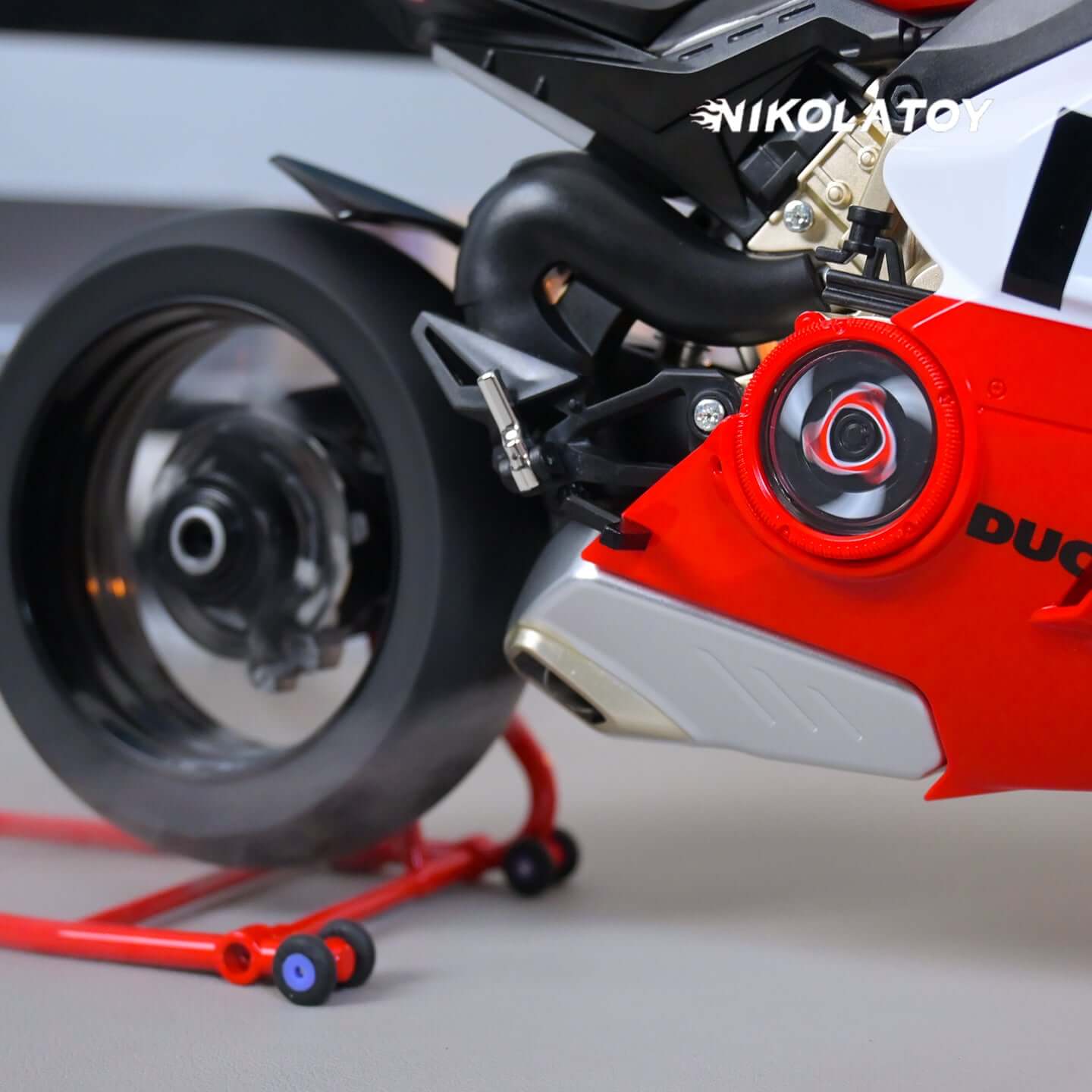 Alloy 1/6 Ducati Panigale V4R Model - Image 4